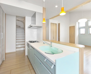 キッチンの水色が室内を明るくするデザイン