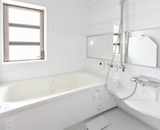 全てを白で統一した清潔感の溢れる浴室デザイン