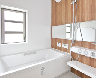 アクセントパネルをウッド調にした浴室でも木の温もりを感じられるデザイン