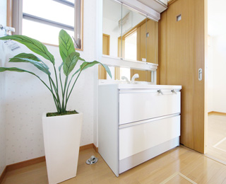 壁と洗面化粧台を白で統一した清潔感のある洗面スペース