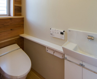 木の温かみと白の清潔感を組み合わせた品のあるデザインのトイレ