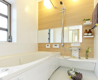 白と明るめの木の色が優しさを演出するお洒落な浴室デザイン