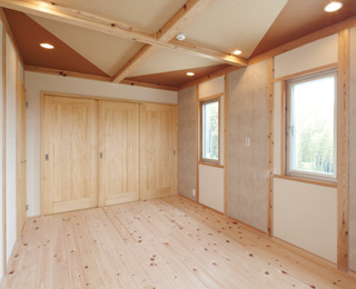 自然素材の木目と天井デザインをお洒落にまとめた居室