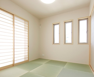 窓を多く設置し、採光面を考えた琉球畳を使用した和室