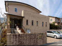 富雄医院 徒歩11分(約840〜850m)